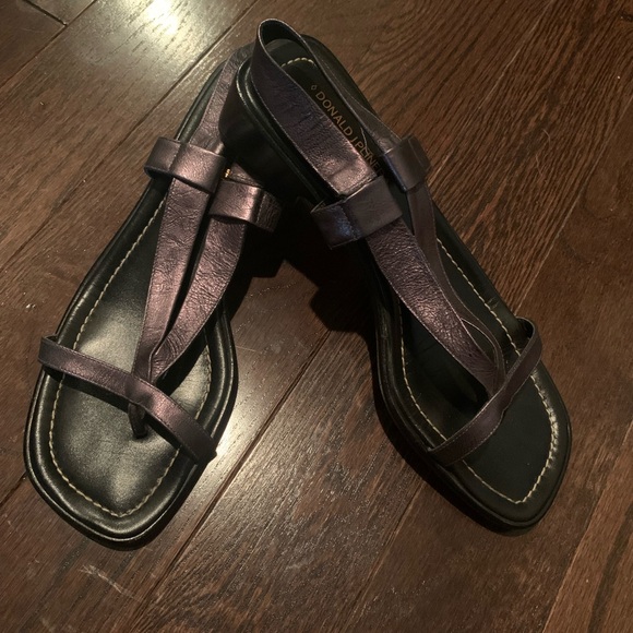 Black low heel sandals - Picture 1 of 3
